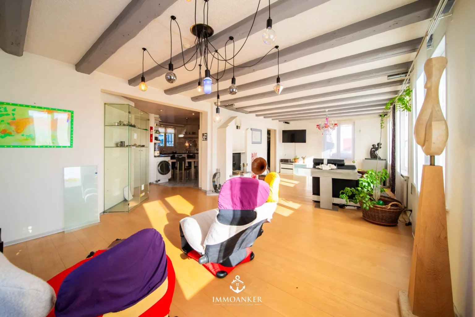 Helles Wohn- und Esszimmer mit offener Verbindung zur Küche