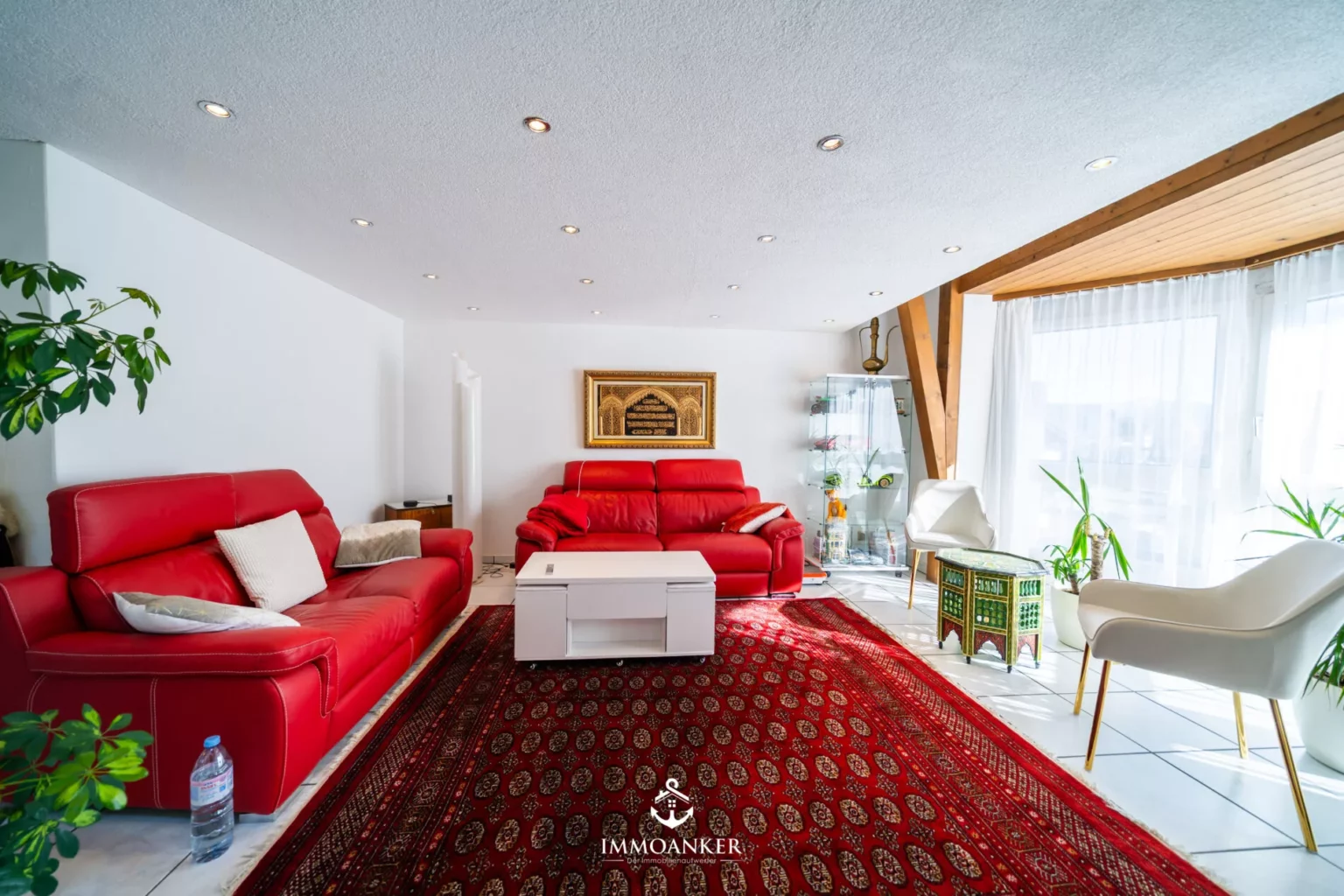 Helles Wohnzimmer mit rotem Sofaset