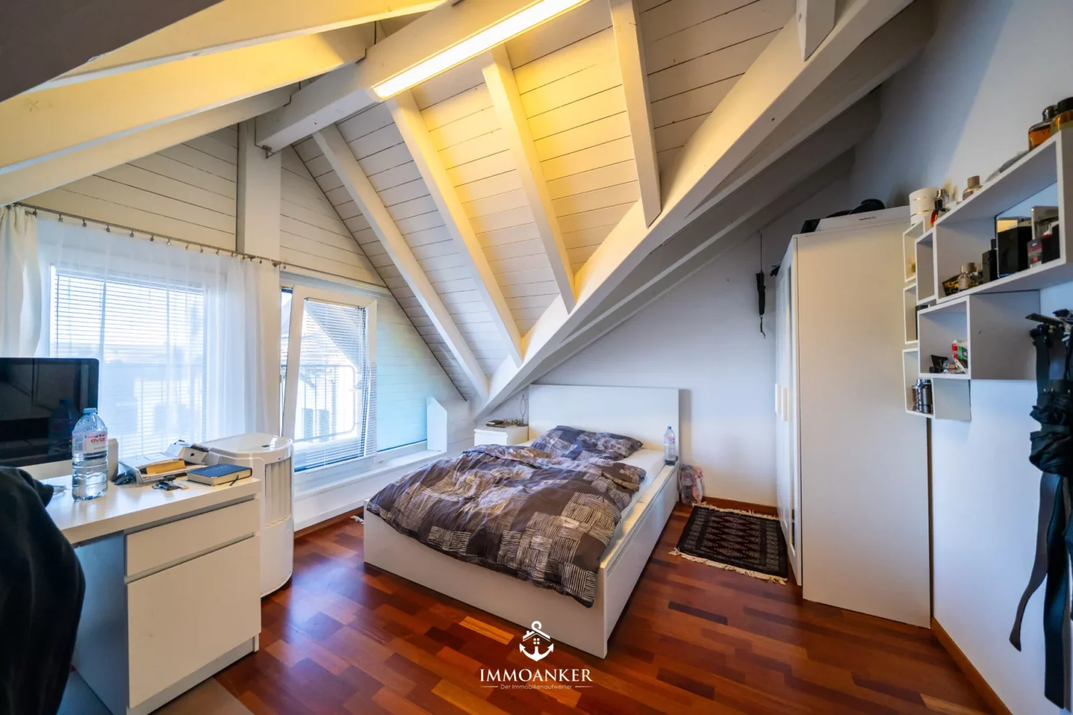 Dachgeschoss-Schlafzimmer mit Schrägen
