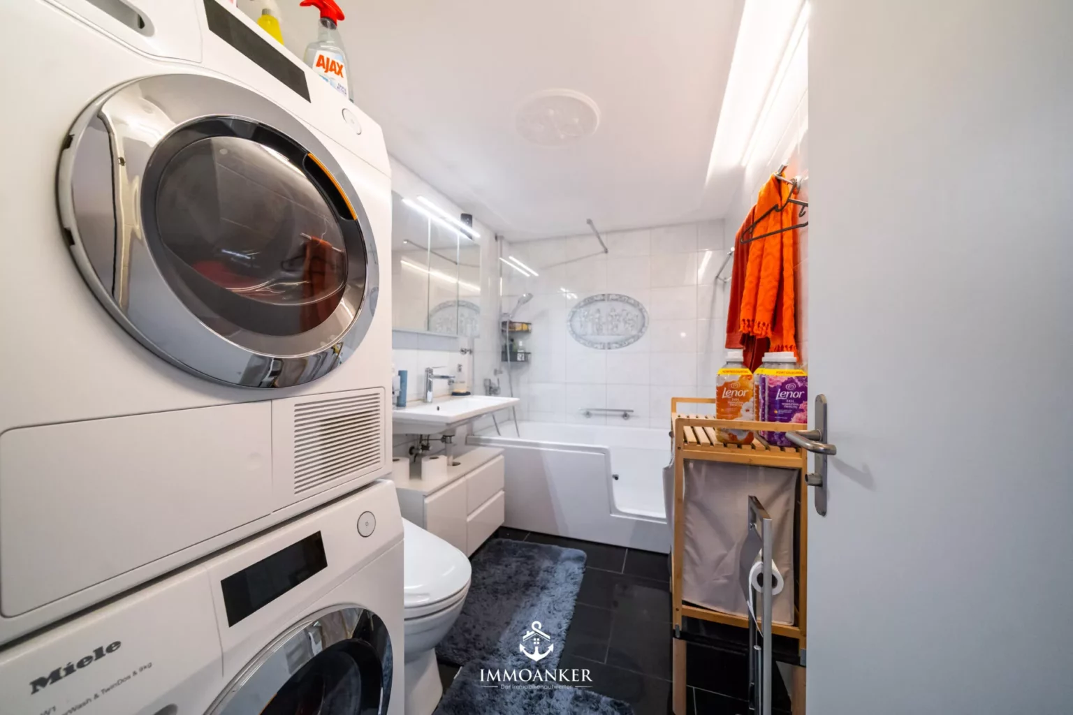 Hauswirtschaftsbad mit Waschmaschine und Trockner