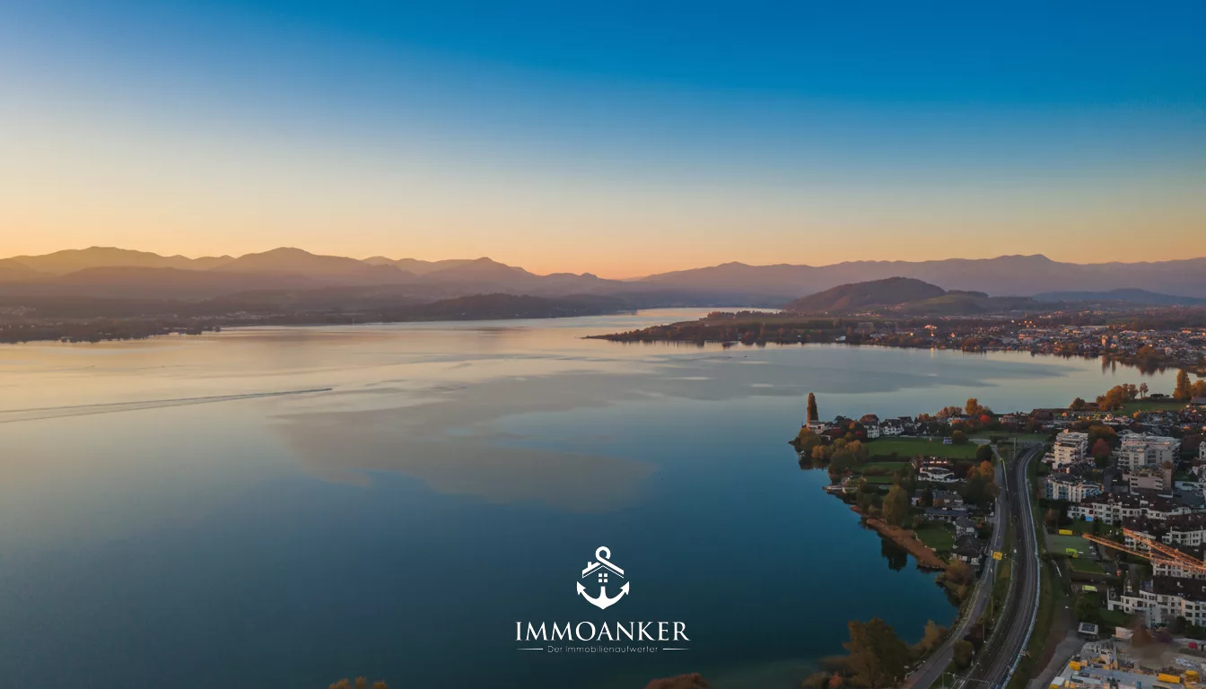 Luftaufnahme eines Sees mit Alpenpanorama