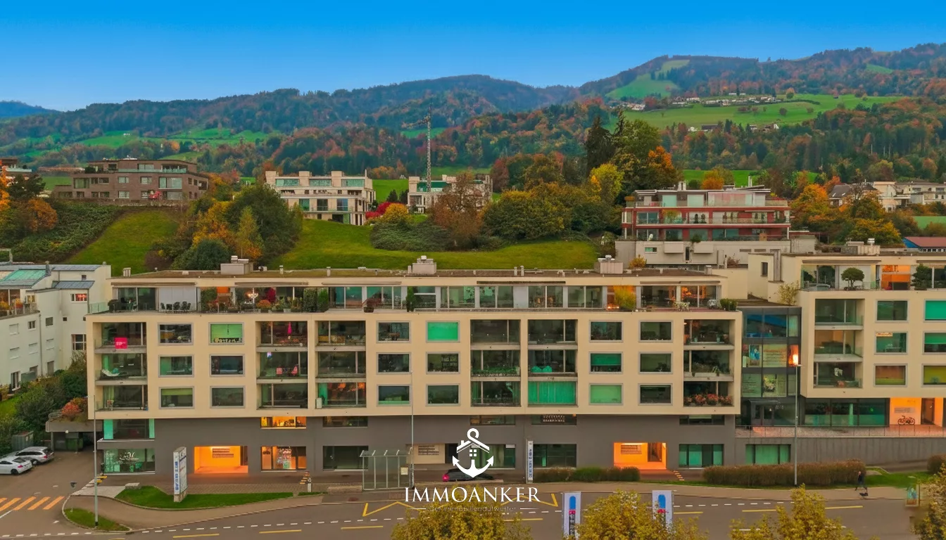 Mehrfamilienhaus mit Bergkulisse