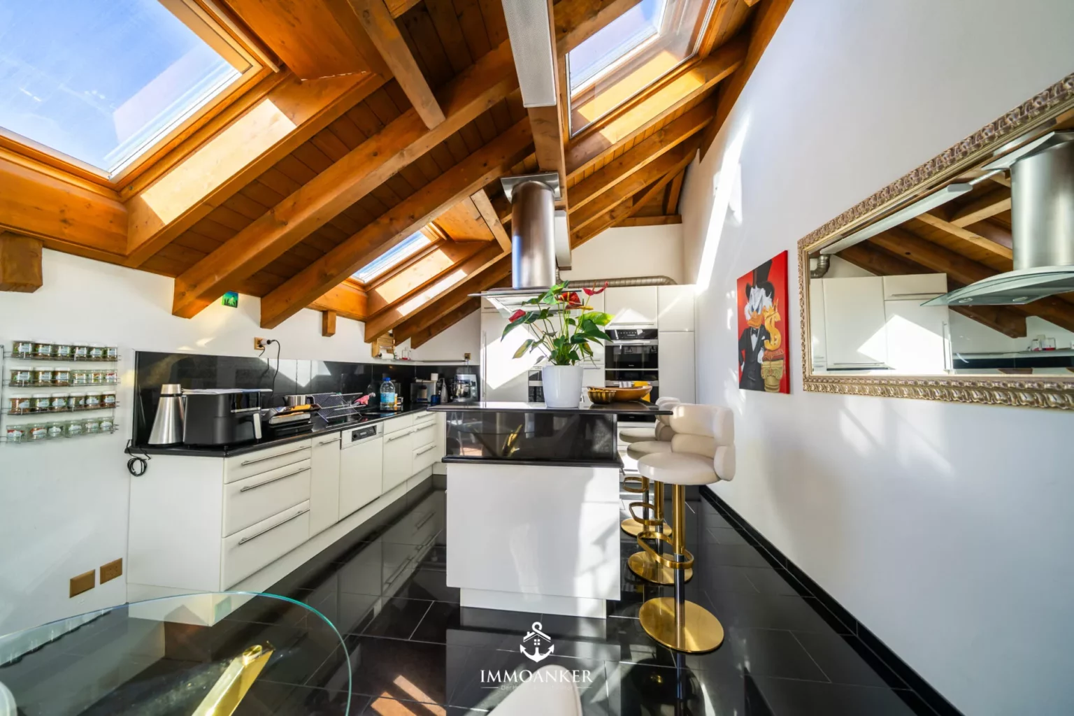 Moderne Dachgeschossküche mit sichtbaren Holzbalken