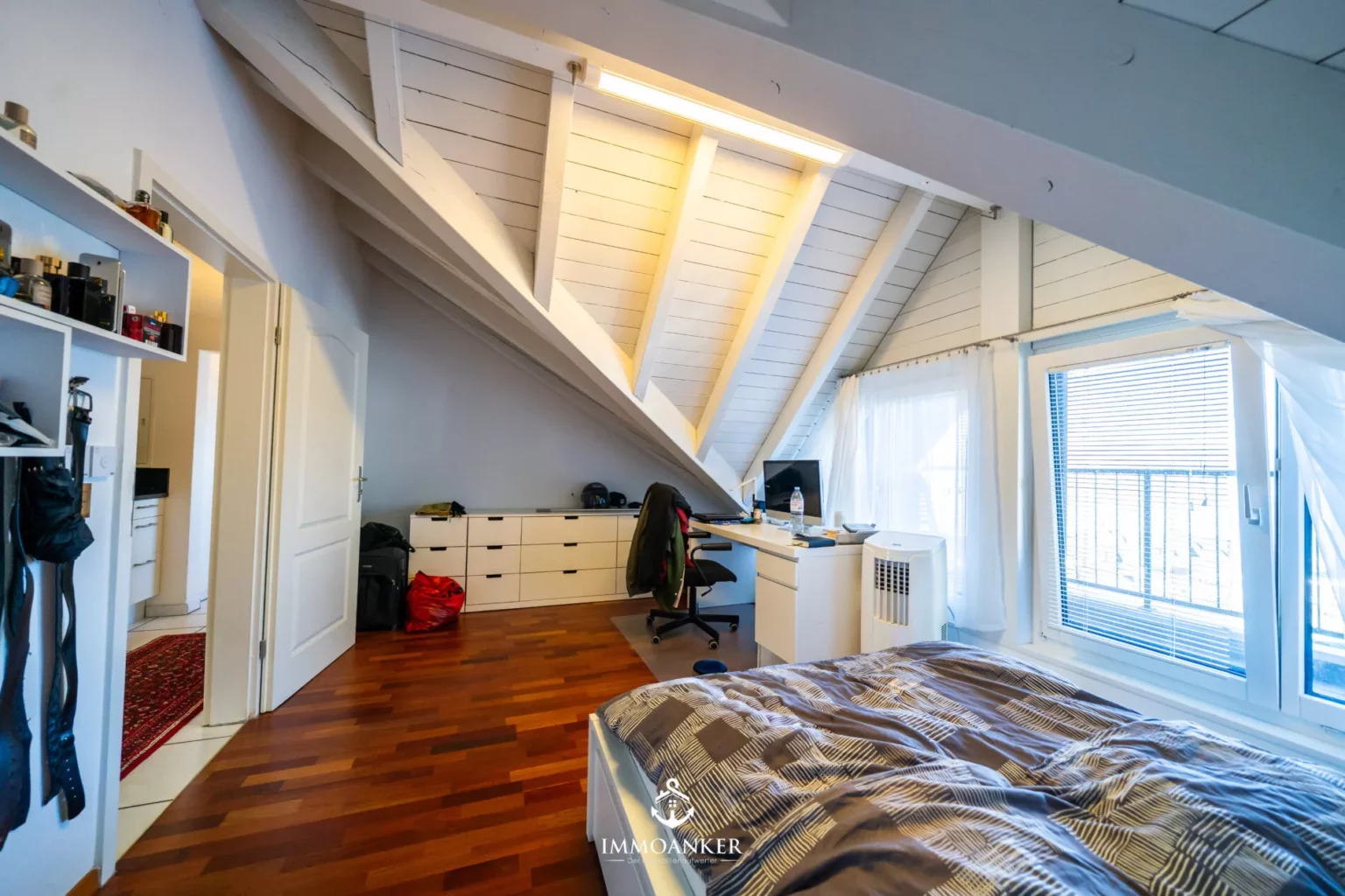 Dachgeschoss-Schlafzimmer mit Arbeitsplatz