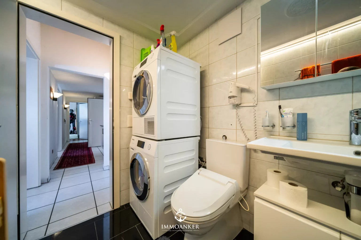 Modernes Bad mit Waschturm und WC