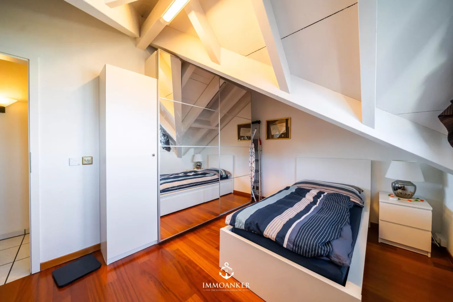 Helles Dachgeschoss-Schlafzimmer mit Schrägen