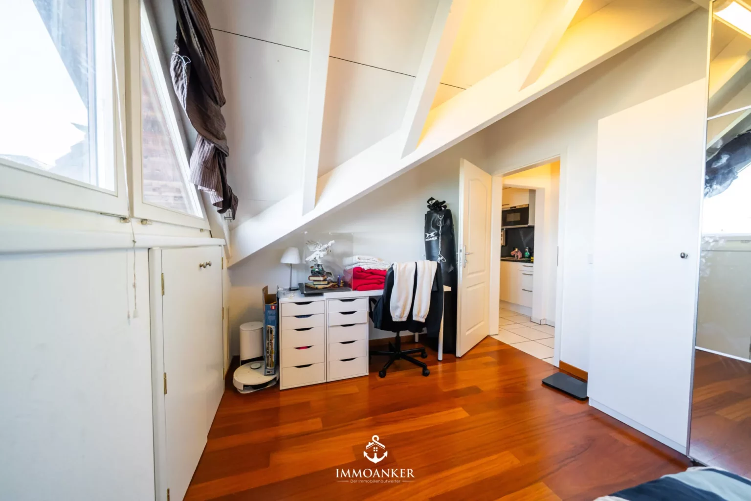 Dachzimmer mit Arbeitsbereich
