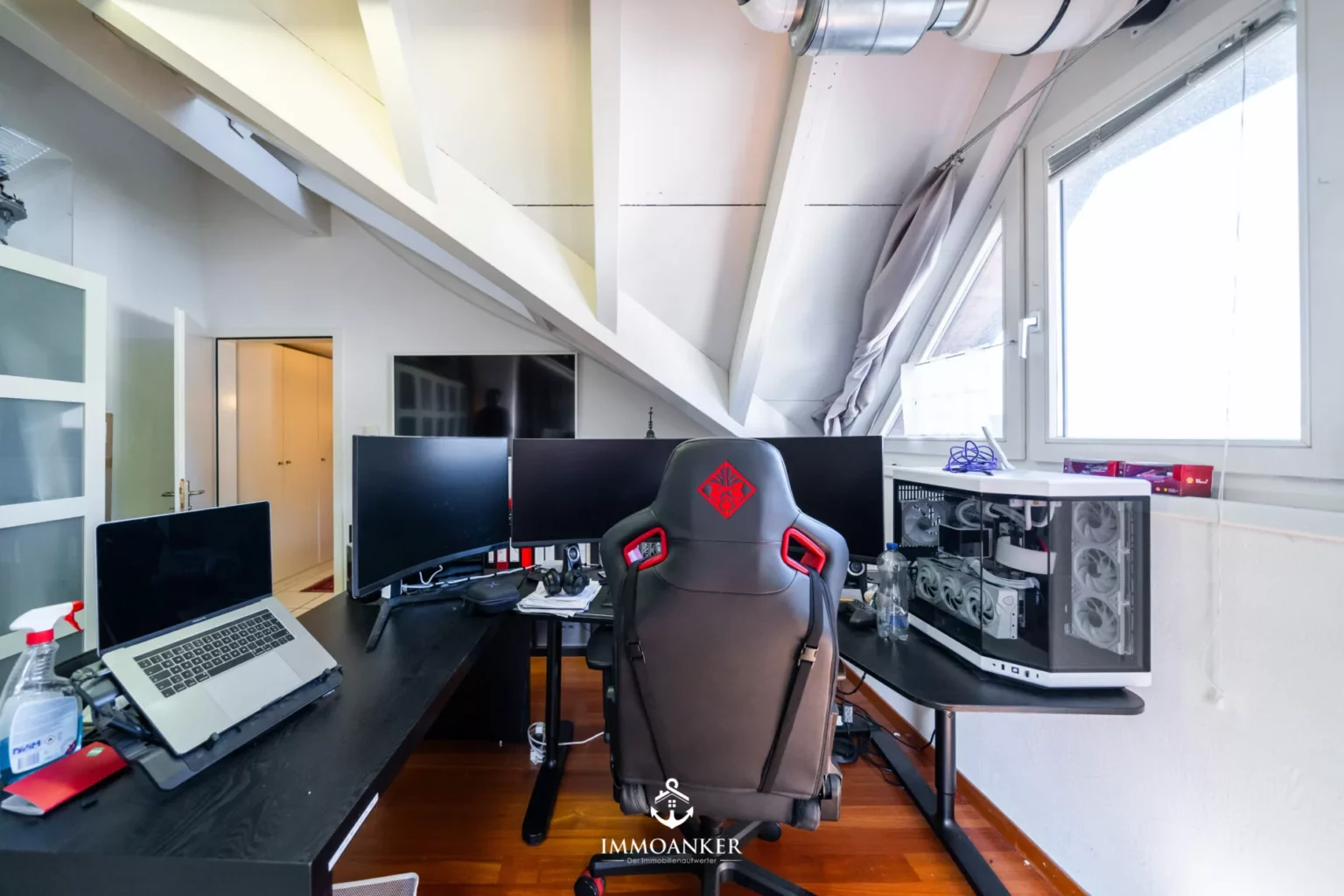 Dachgeschoss-Büro mit Gaming-Setup