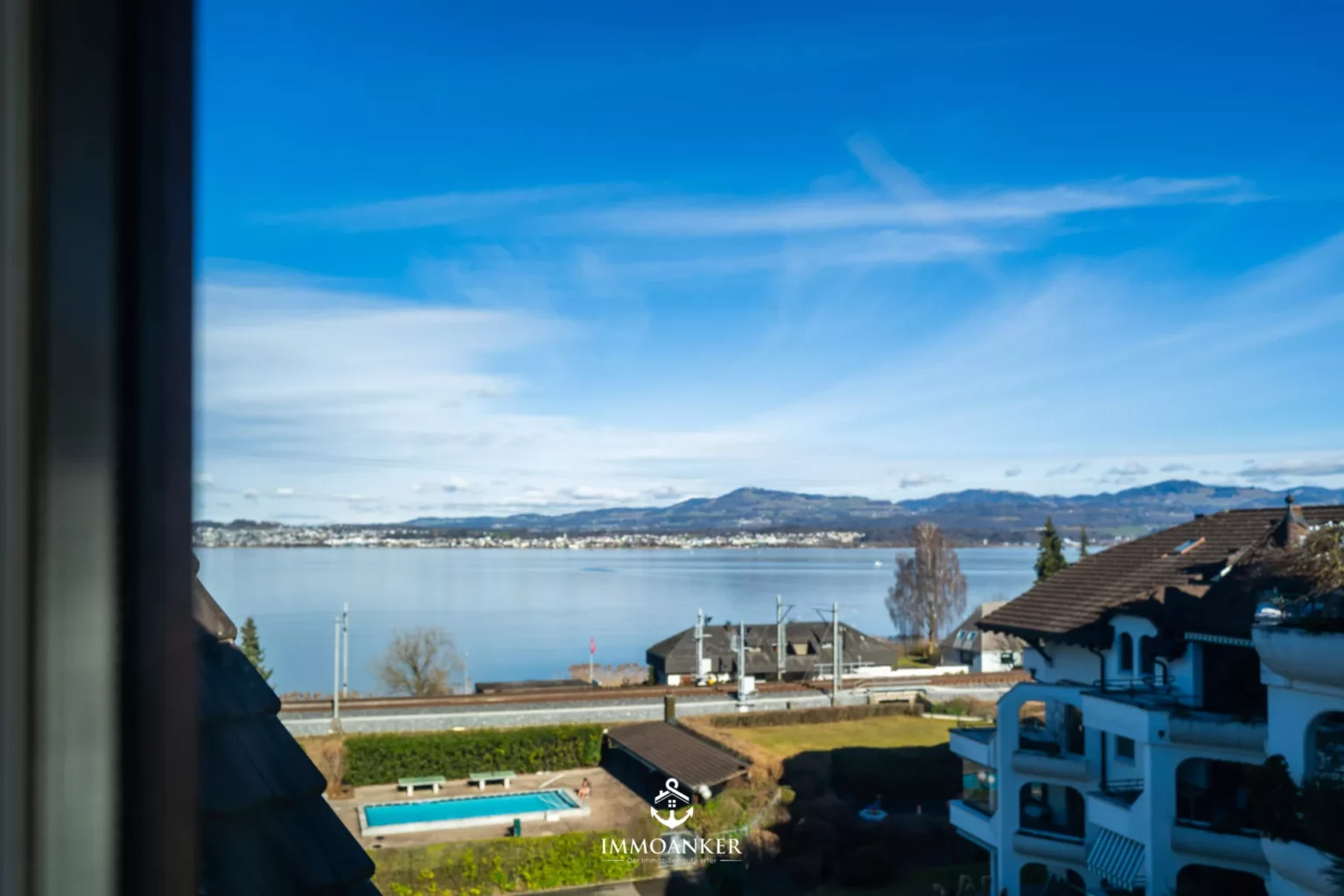 Seeblick mit Pool und Wohngebäude