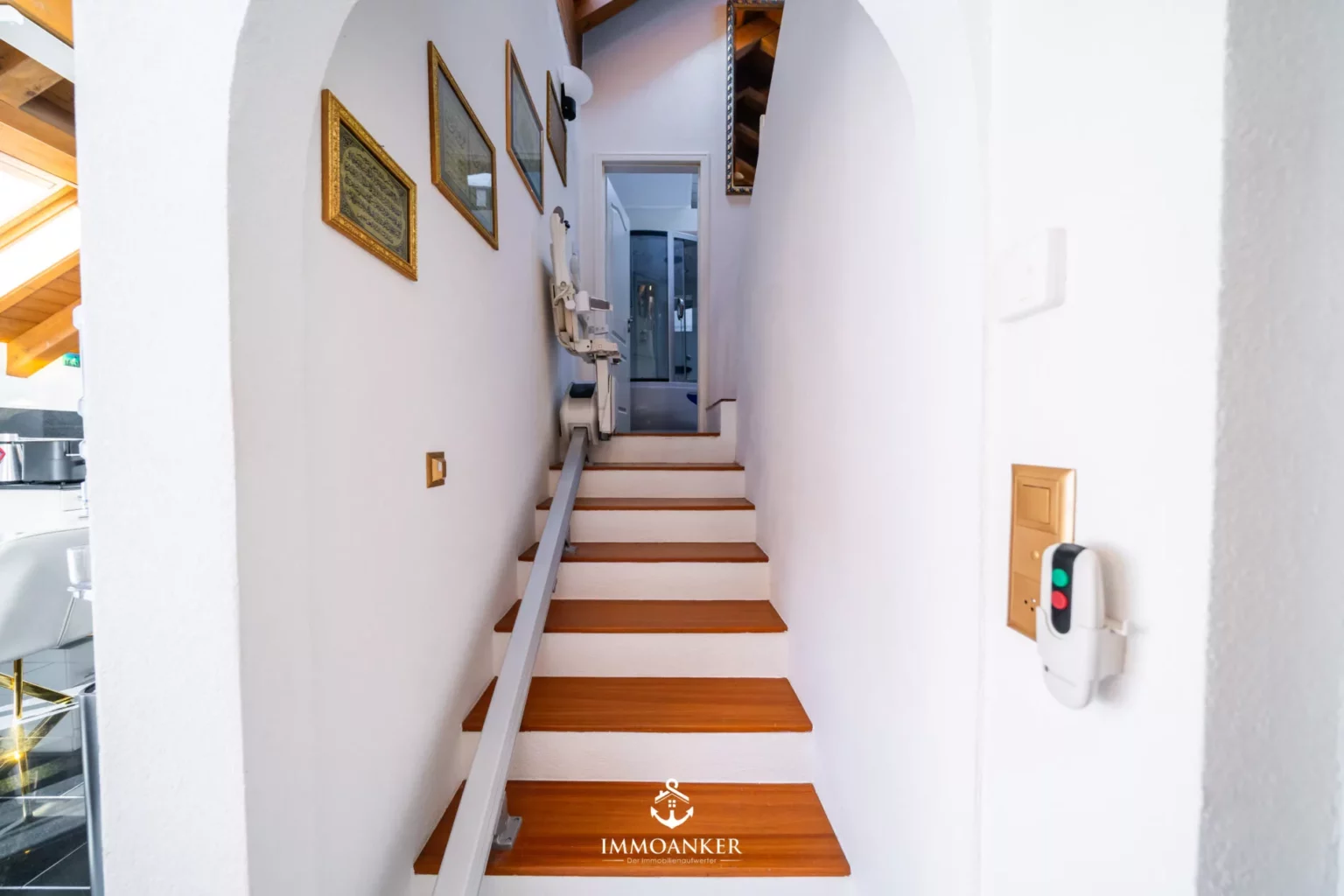Treppenhaus mit Liftanlage