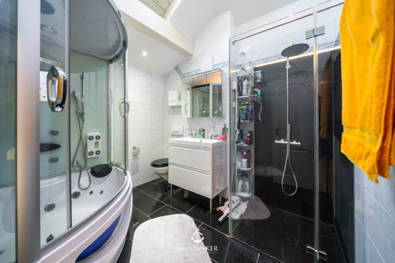 Modernes Badezimmer mit Duschkabinen und Whirlpool-Badewanne