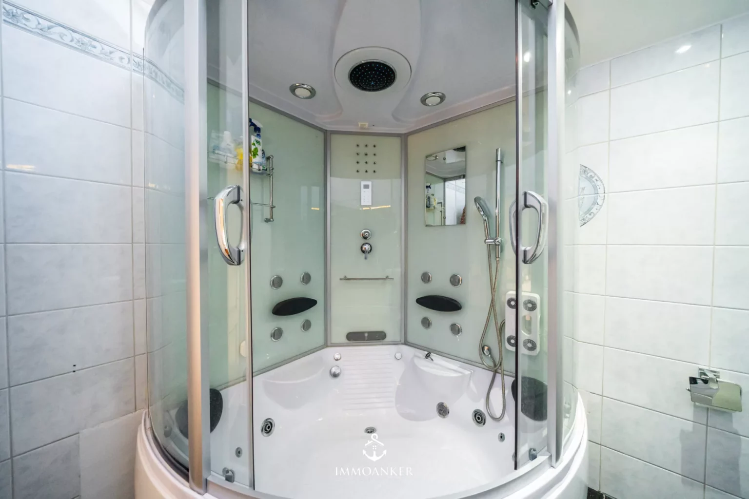 Moderne Duschkabine mit Whirlpool-Funktion