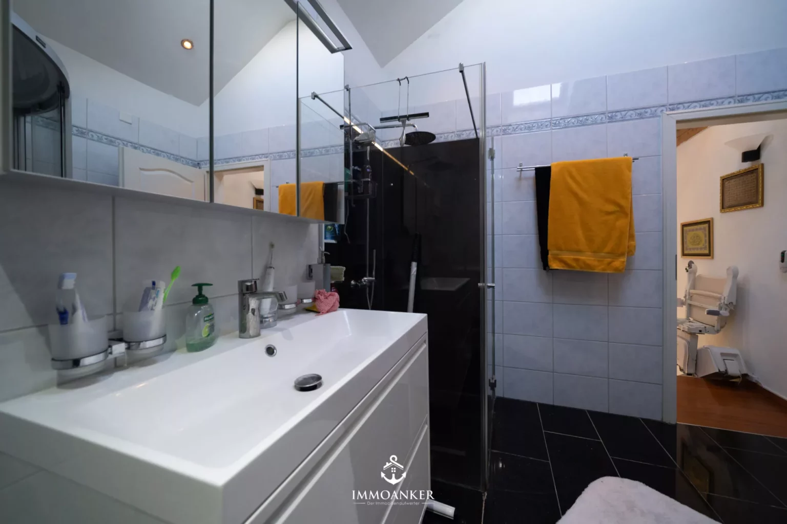 Modernes Badezimmer mit begehbarer Dusche