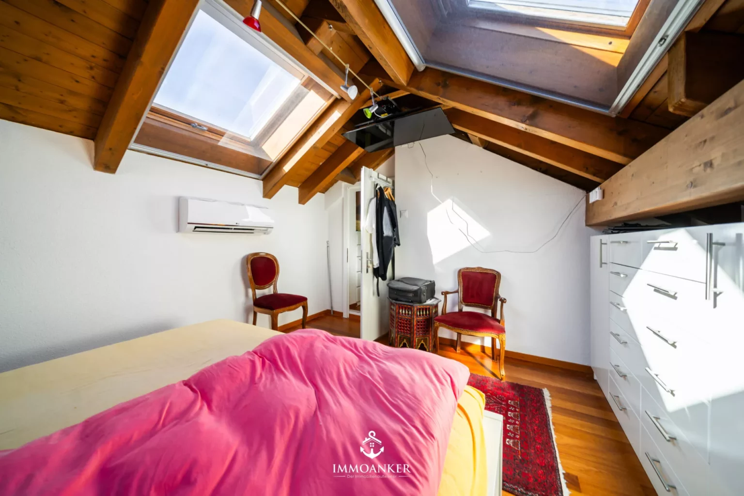 Dachgeschoss-Schlafzimmer mit Holzbalken