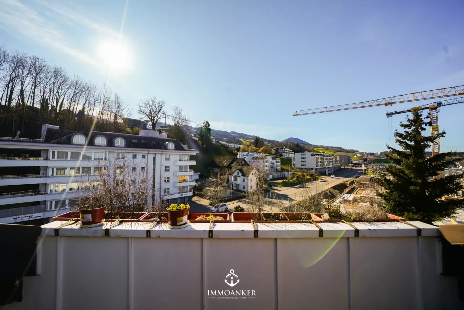 Balkonblick über eine Stadt- und Hügellandschaft