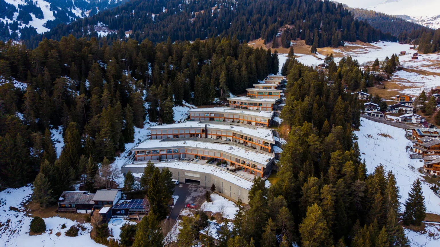 Luftaufnahme eines alpinen Hotelkomplexes