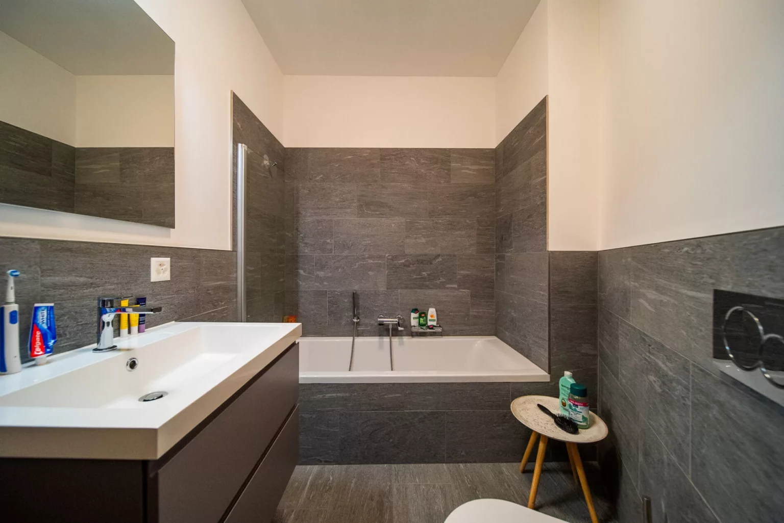 Modernes Badezimmer mit Wanne und Waschtisch