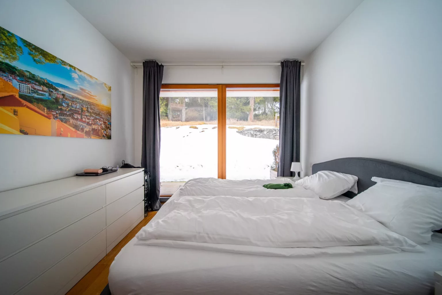 Helles Schlafzimmer mit großem Fenster