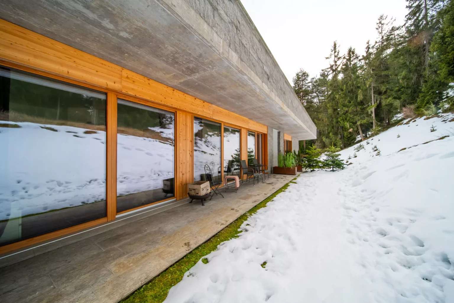 Moderner Außenbereich mit Terrasse im Schnee