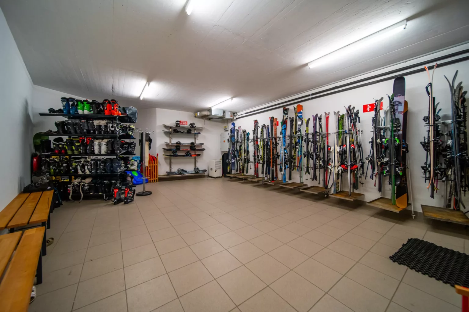 Skiraum mit Ski- und Schuhregalen