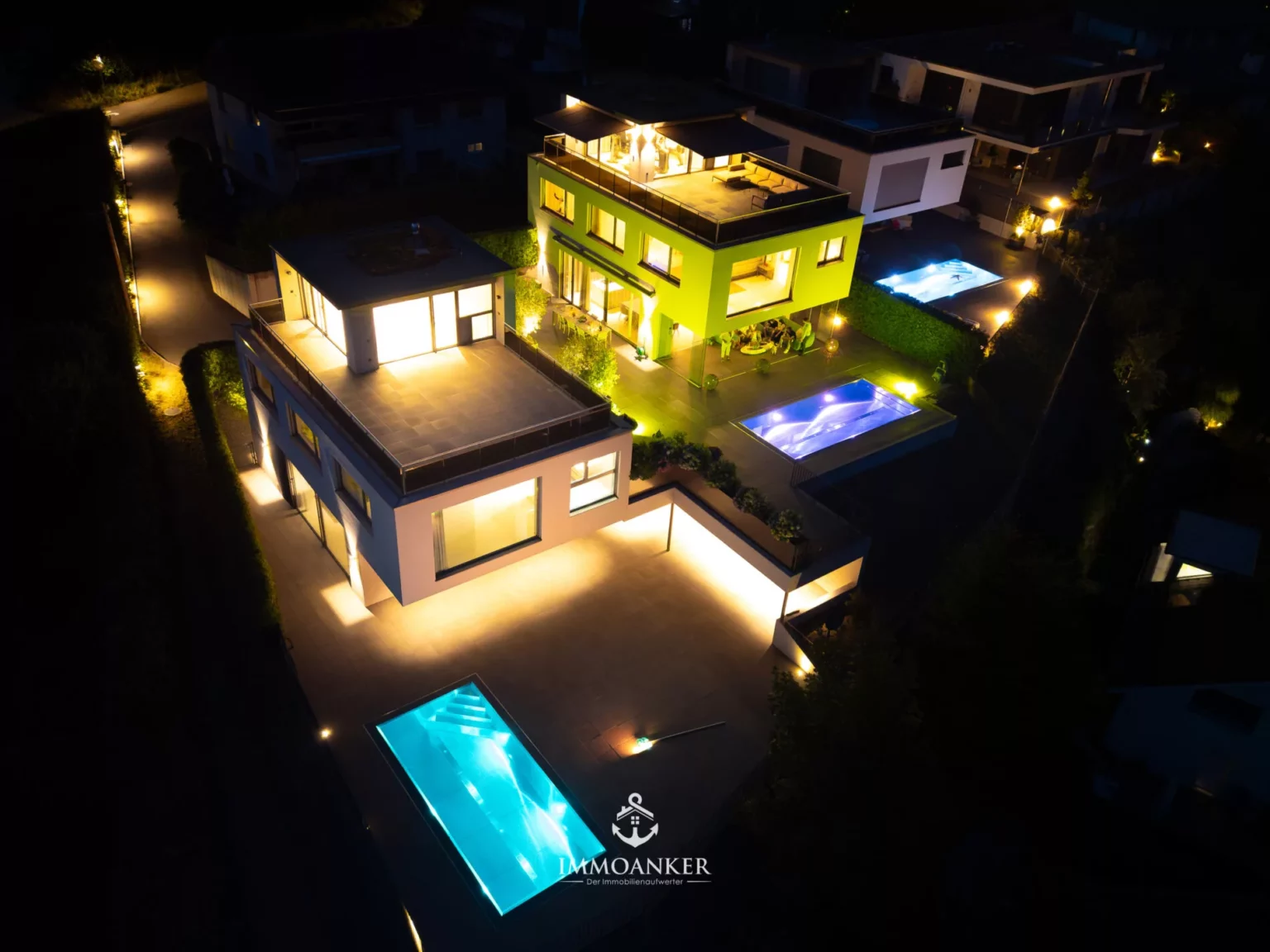 Luftaufnahme einer modernen Luxusvilla bei Nacht