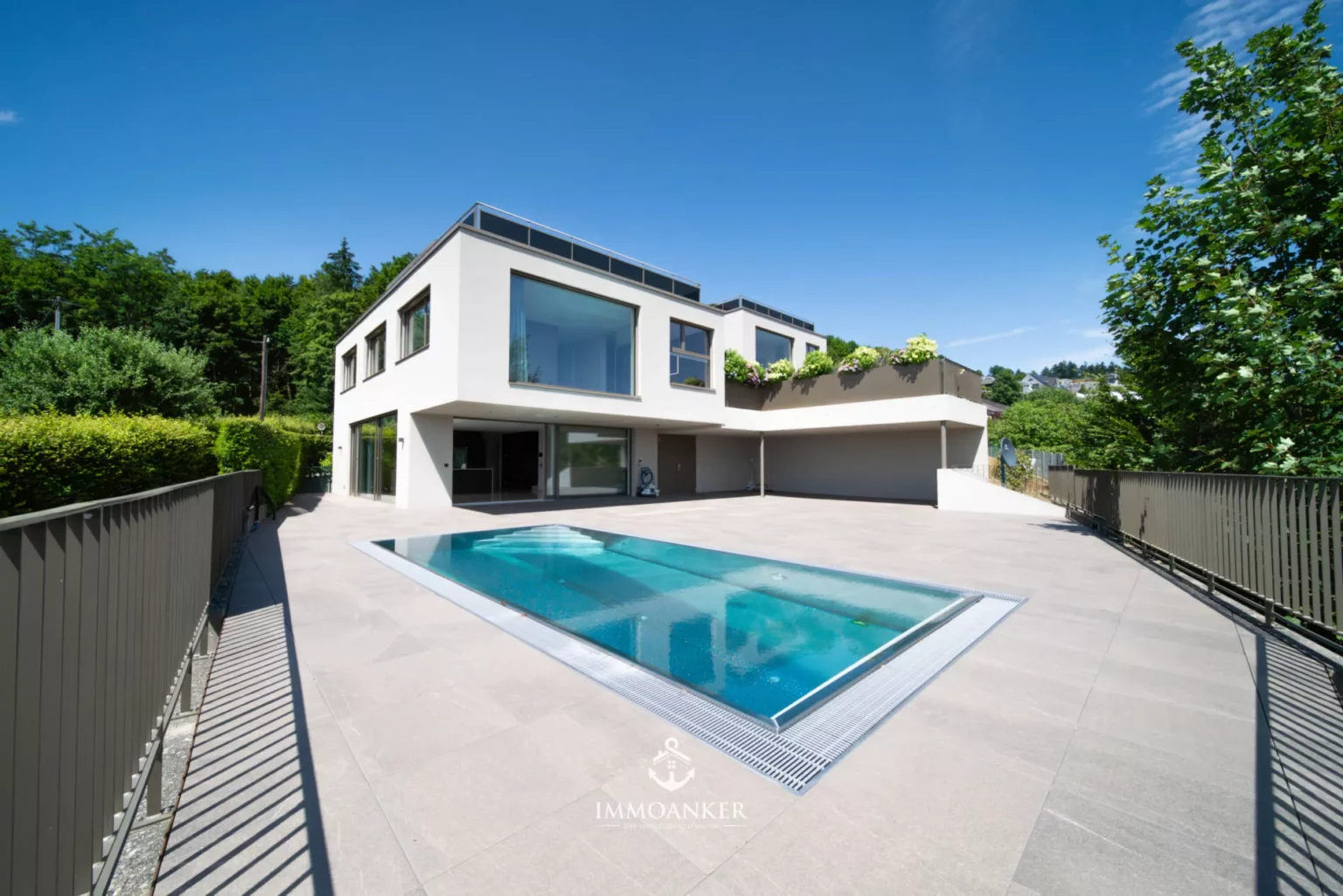 Moderne Villa mit Poolterrasse