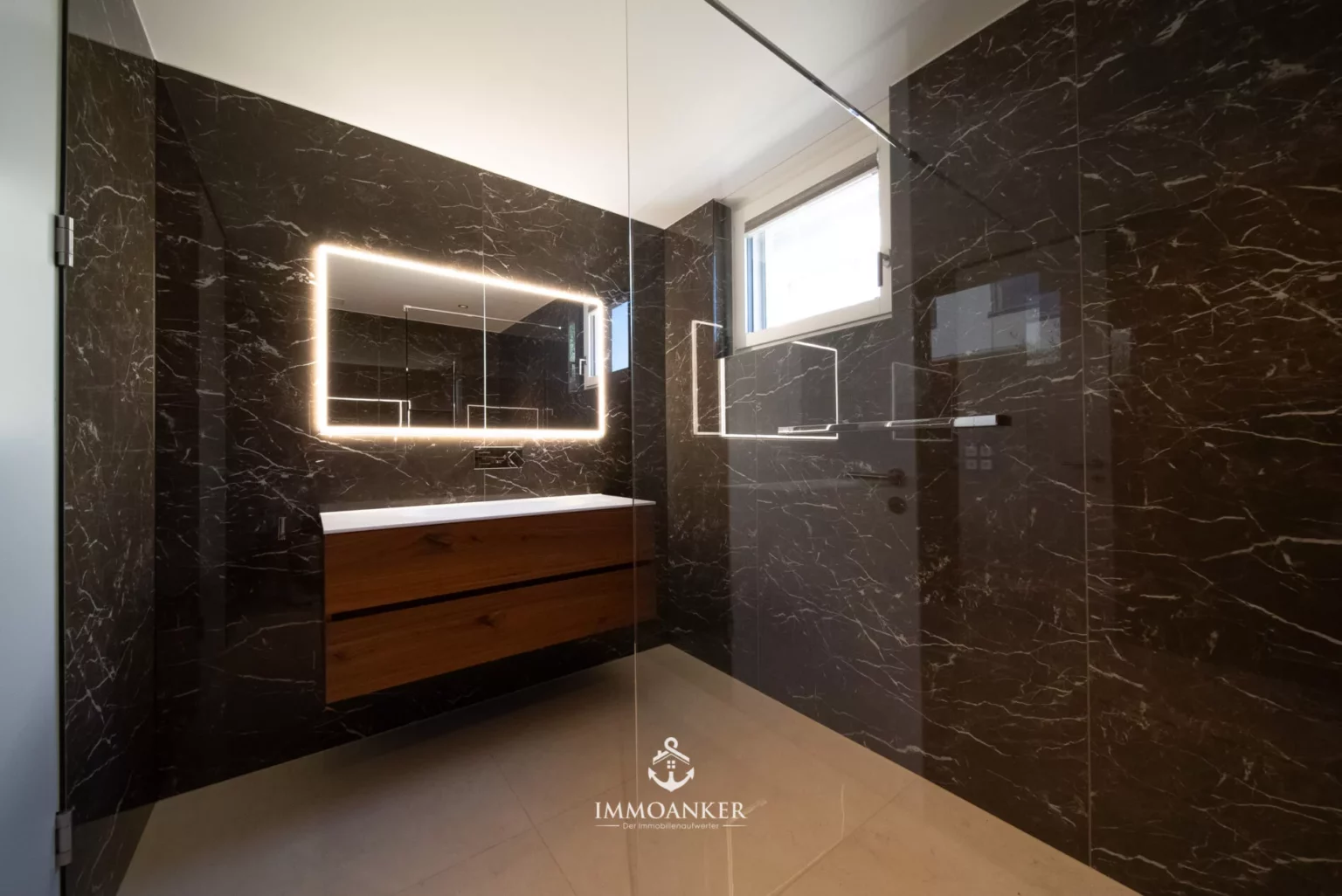 Luxuriöses Badezimmer mit dunkler Marmoroptik