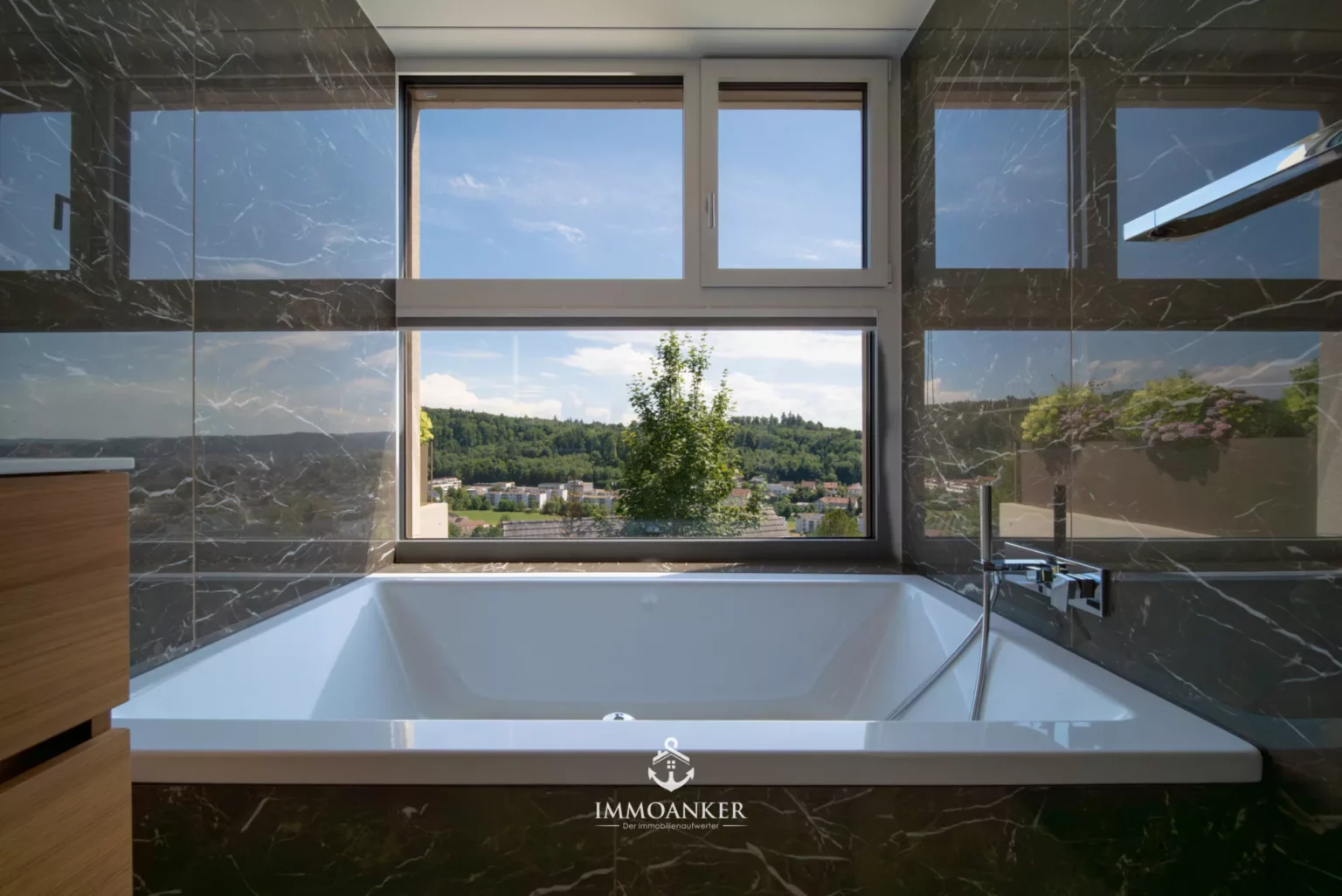 Modernes Badezimmer mit Panoramafenster