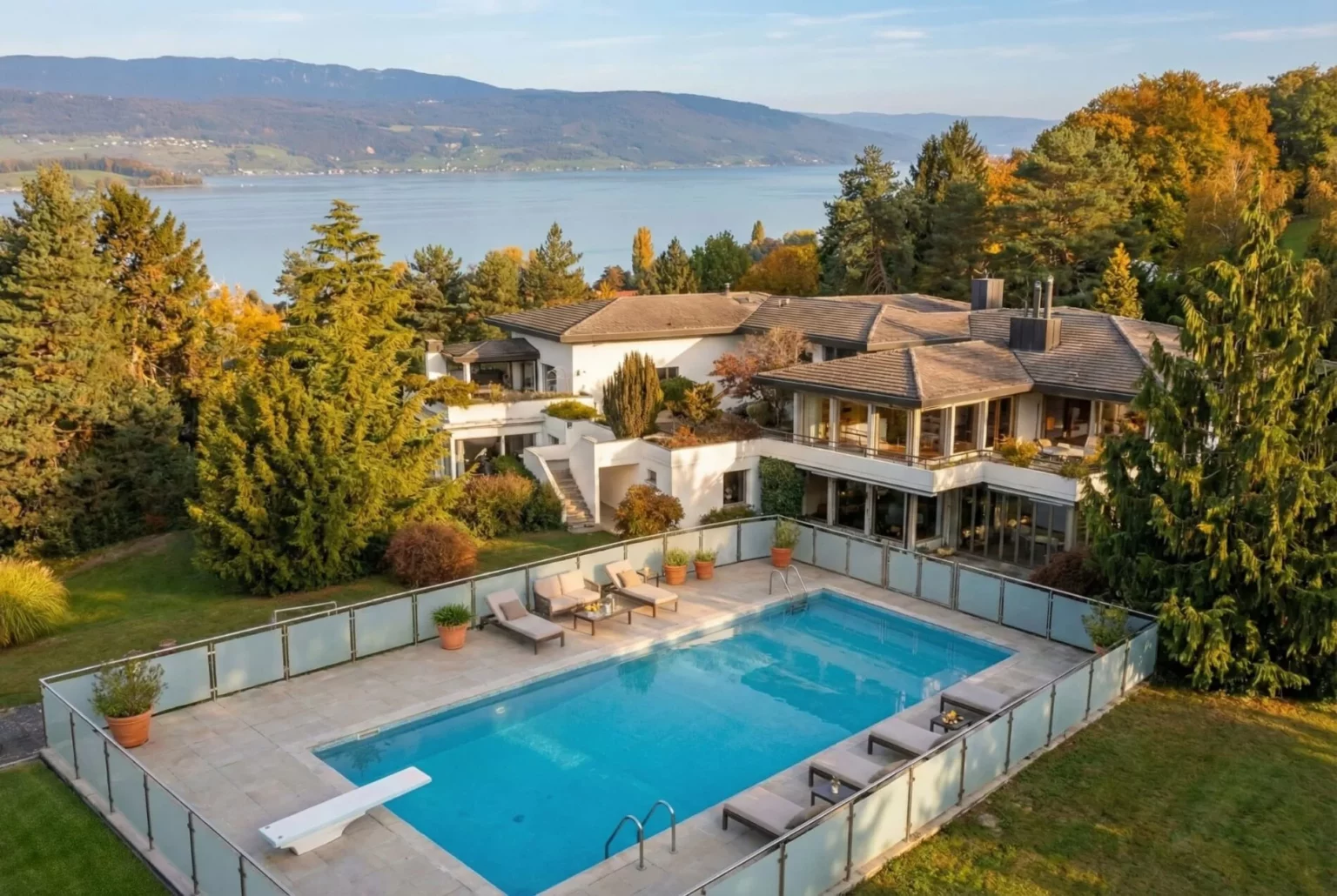 Luxuriöse Villa mit Pool und Seeblick