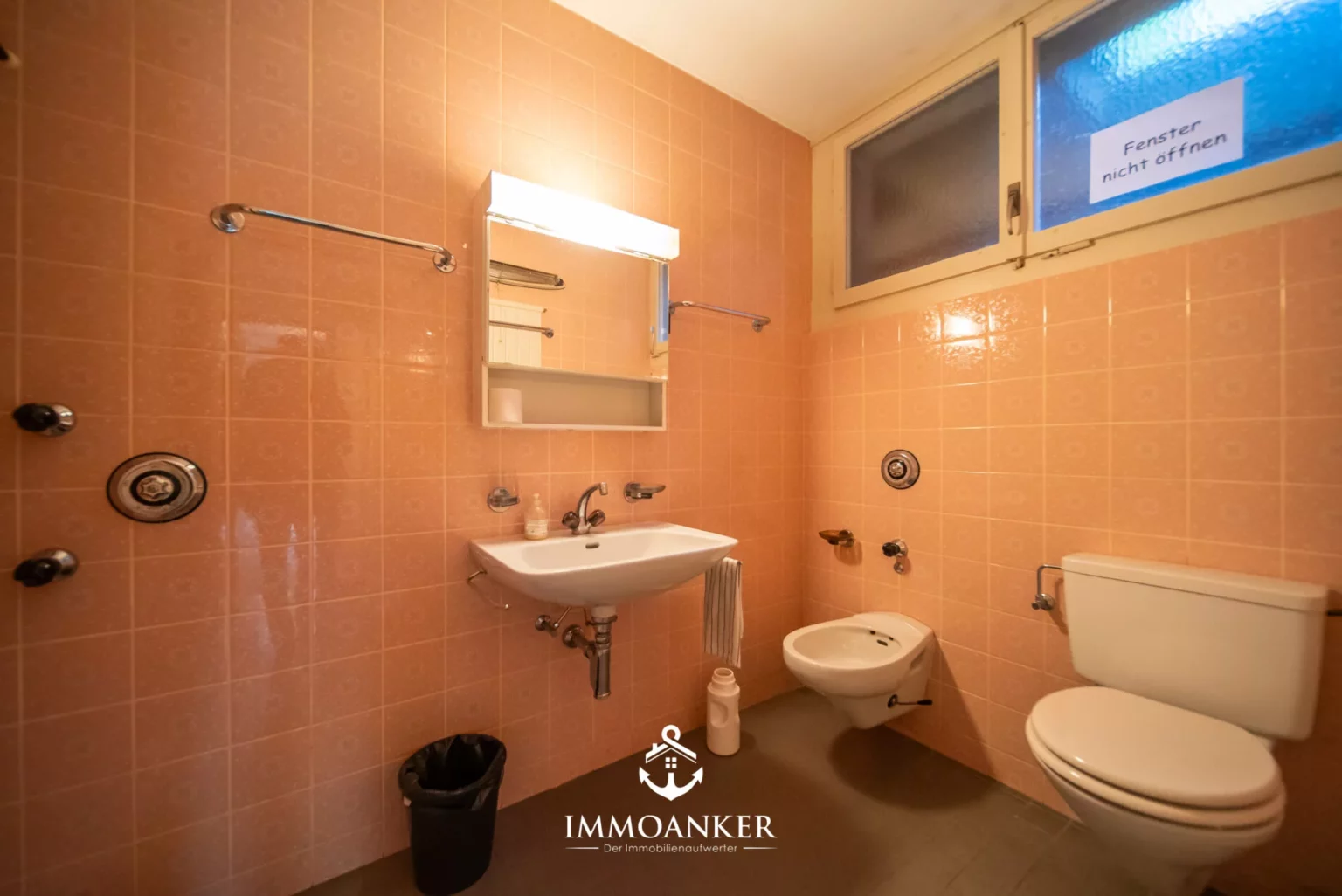 Kleines innenliegendes Badezimmer mit WC und Waschbecken