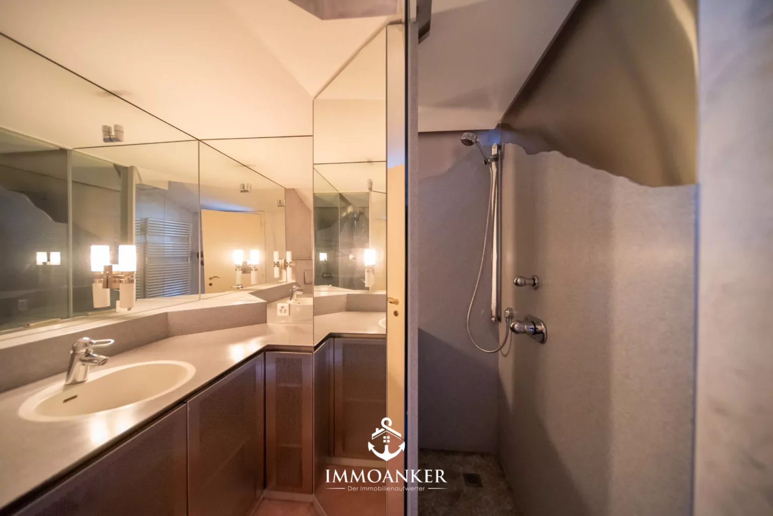 Badezimmer mit Waschplatz und Dusche