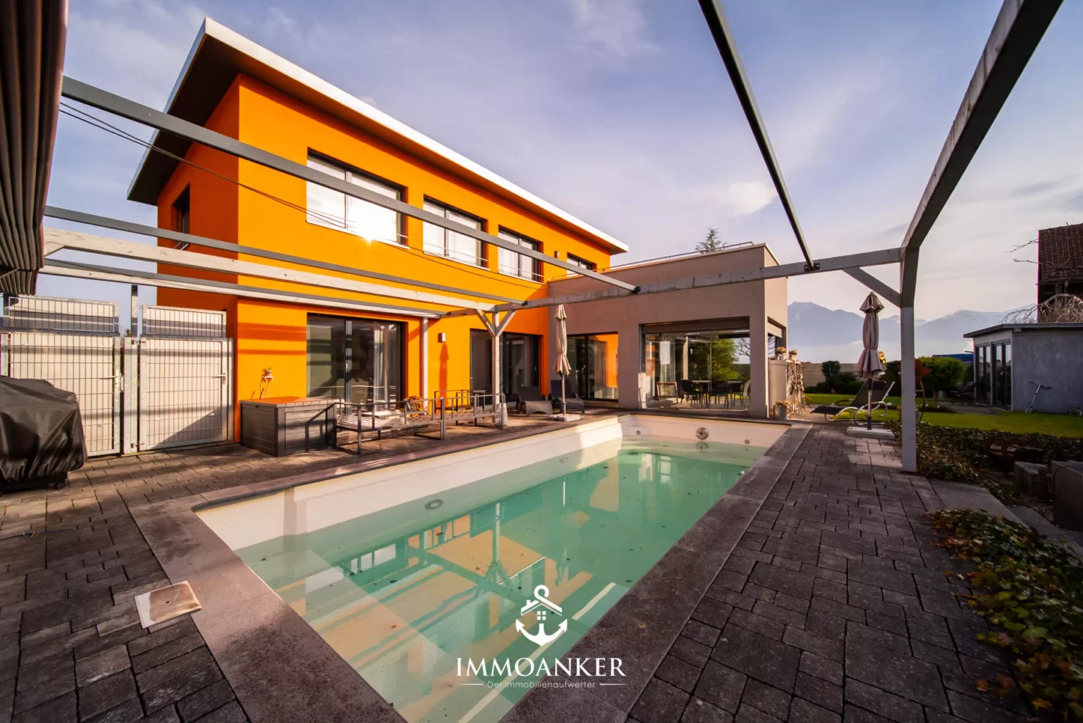Außenbereich mit Pool und Terrasse