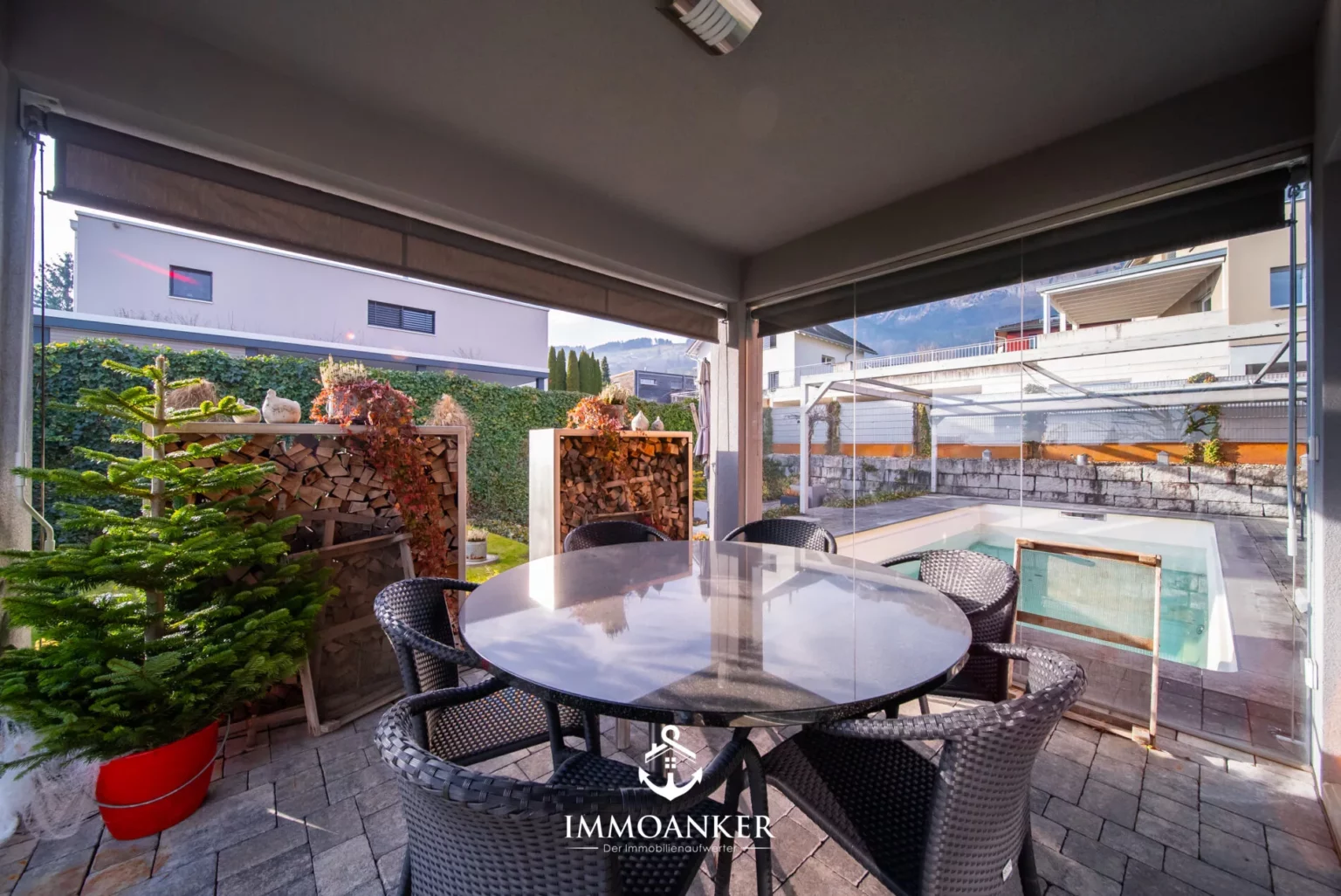 Überdachte Terrasse mit Poolblick