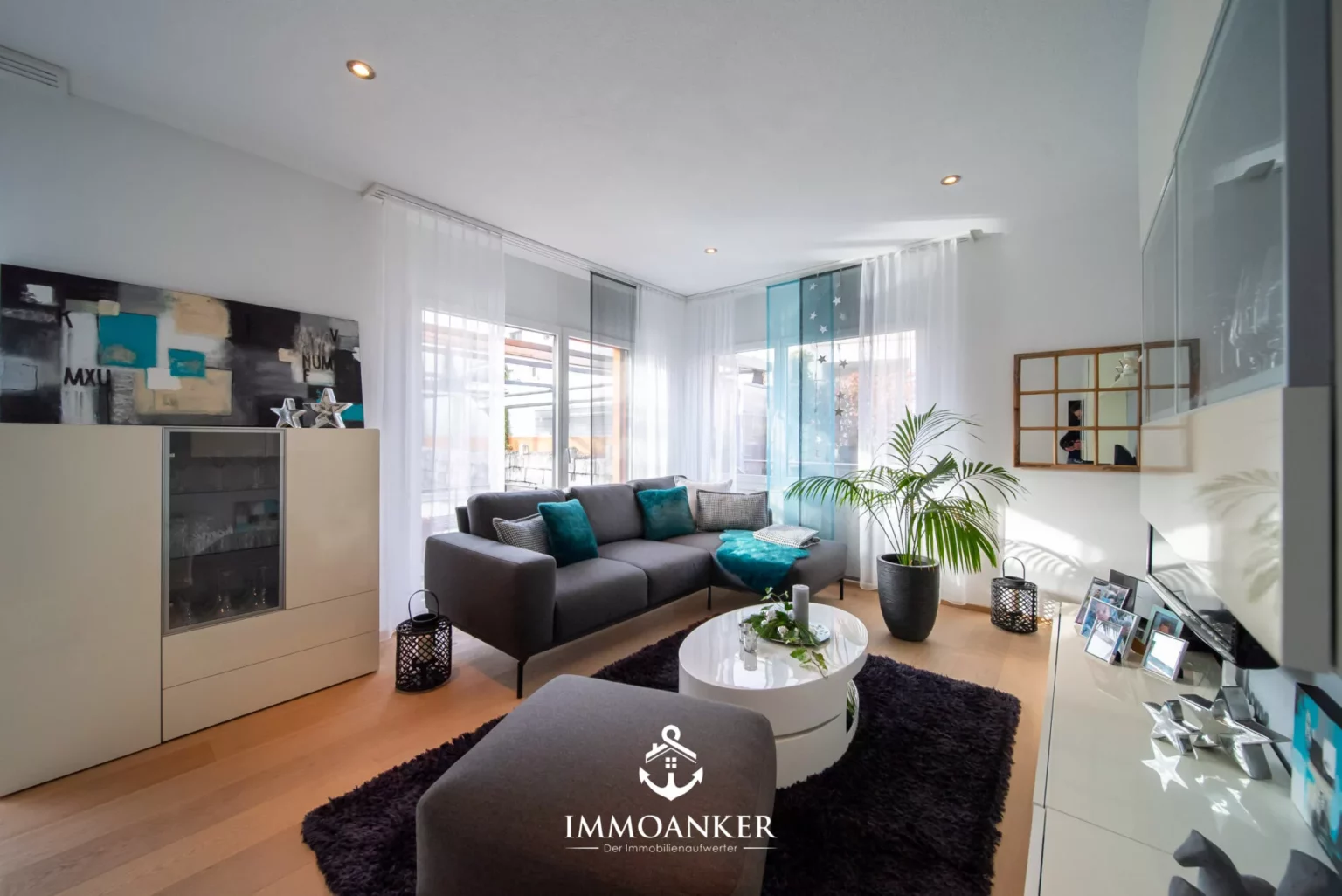Modernes Wohnzimmer mit großer Fensterfront
