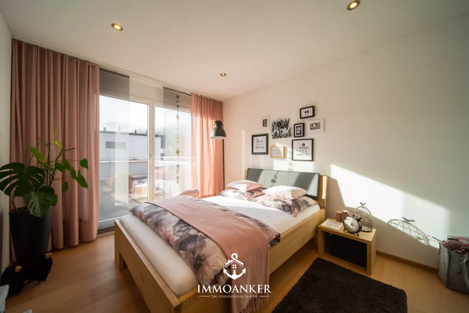 Helles Schlafzimmer mit Balkonzugang