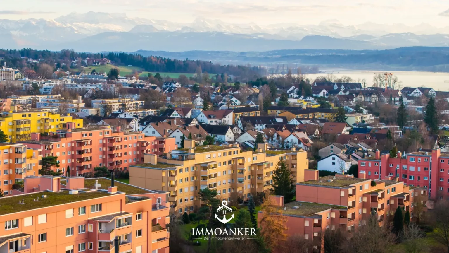 Stadtpanorama mit See- und Bergblick