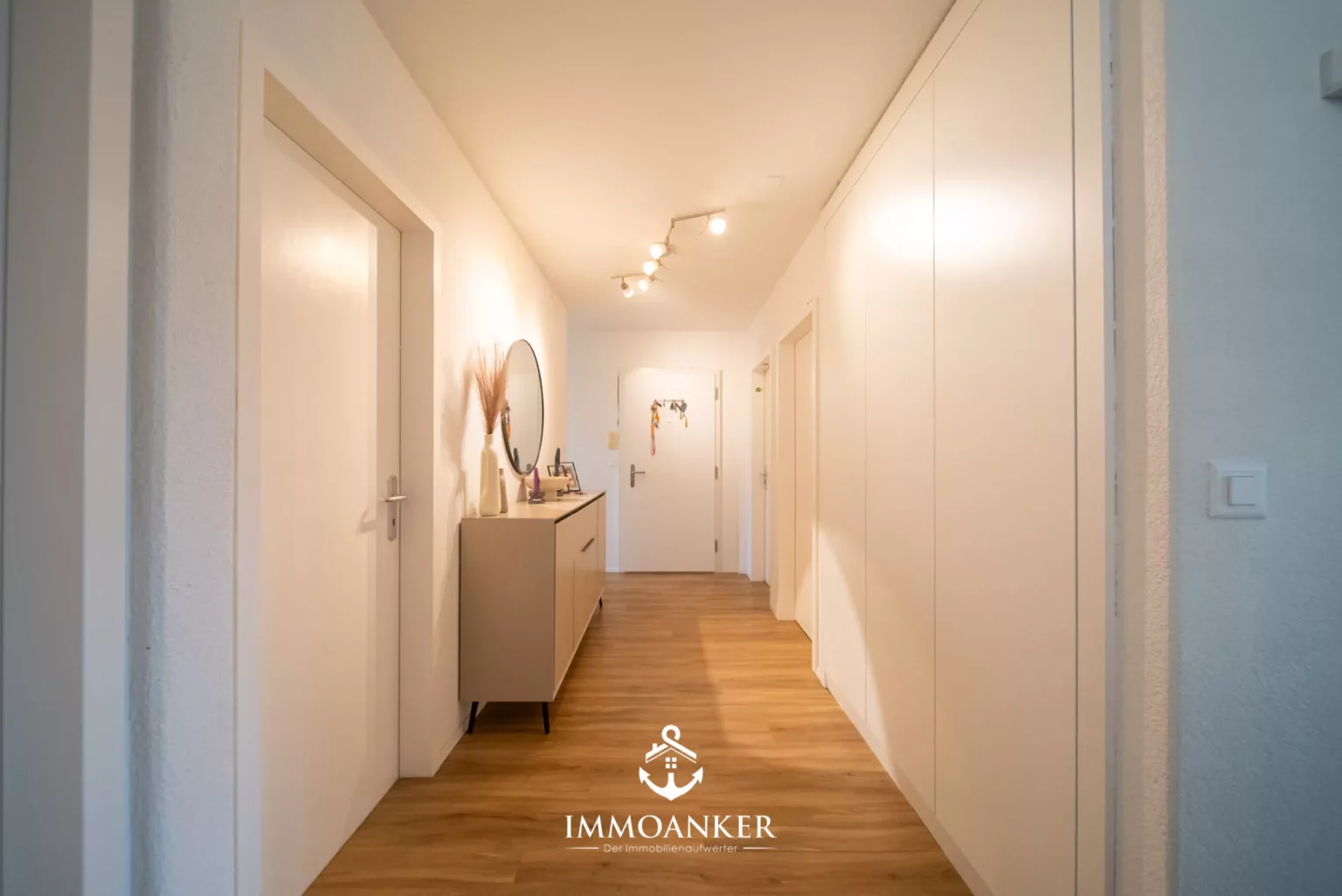 Heller Flur mit Einbauschrank
