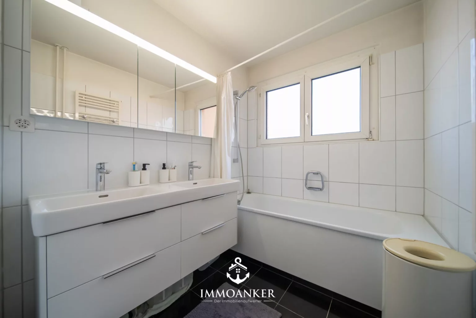 Modernes Badezimmer mit Badewanne und Doppelwaschtisch