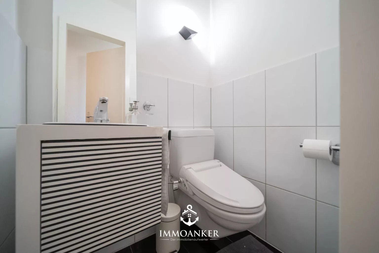 Kompaktes Gäste-WC mit Waschtisch und wandhängendem WC