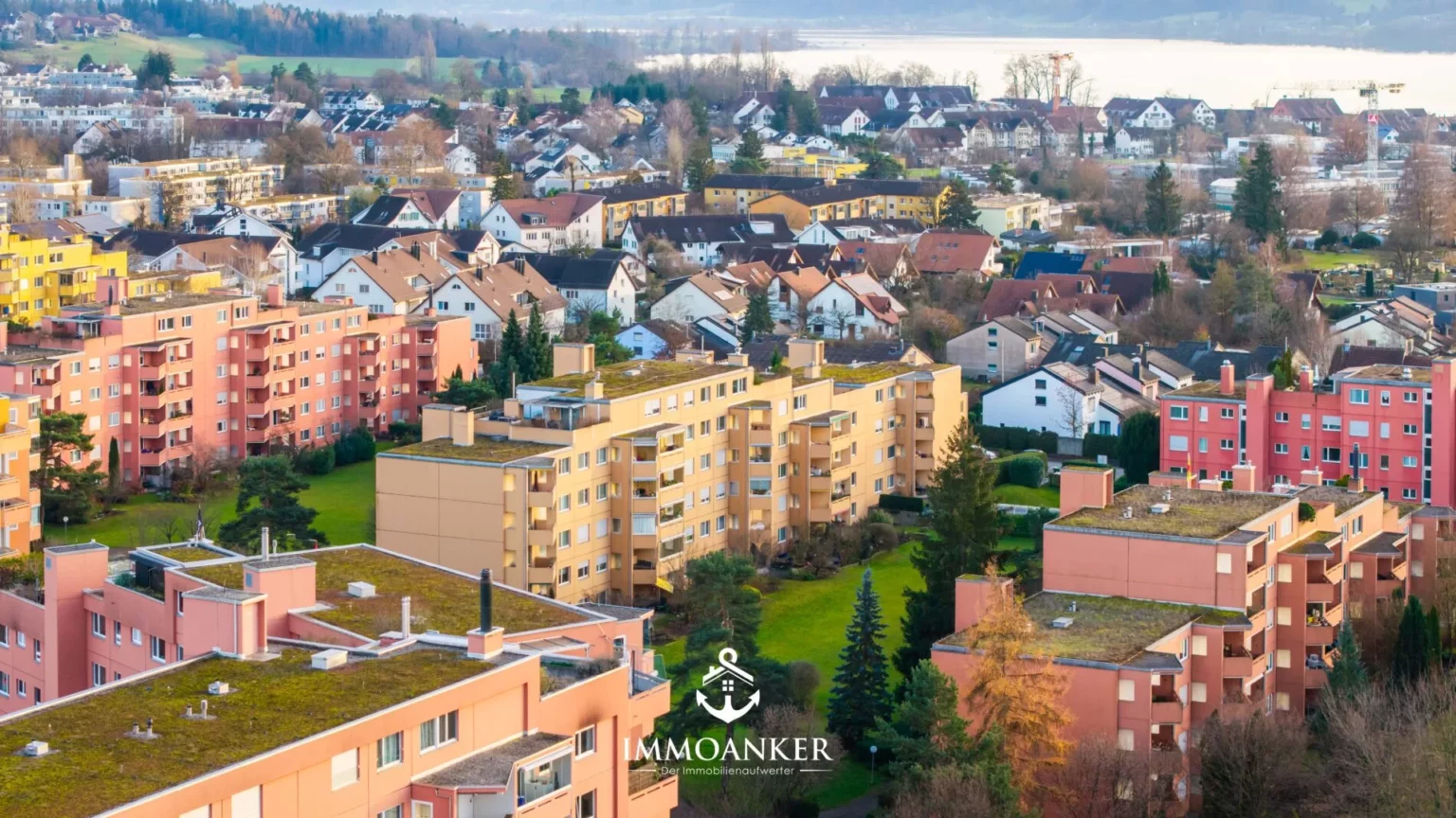 Wohngebiet mit Mehrfamilienhäusern und Blick auf Wasser