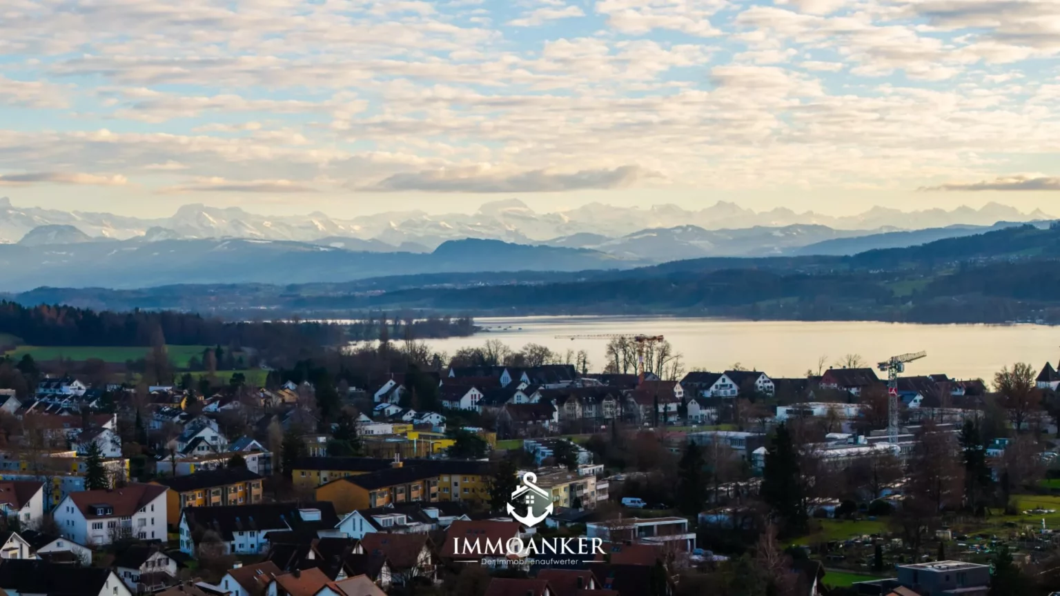 Panoramablick auf See und Alpen