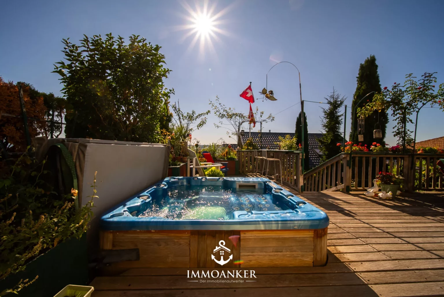 Terrasse mit Whirlpool und Garten