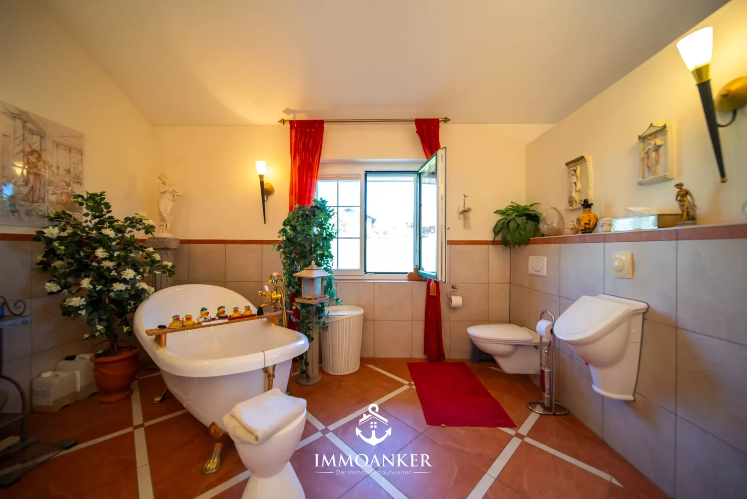 Verspieltes Bad mit Badewanne und WC