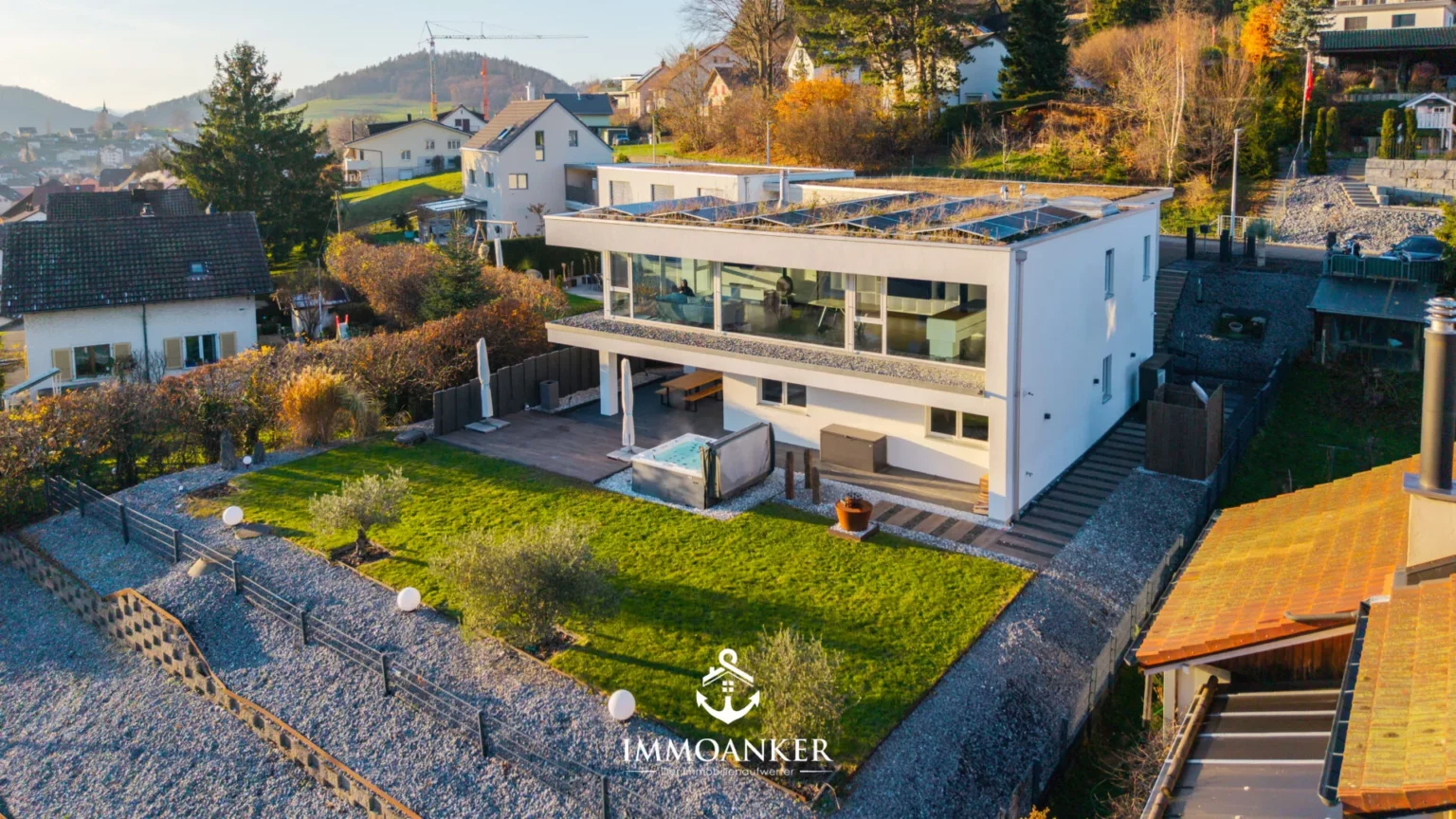 Modernes Einfamilienhaus mit Garten und Whirlpool
