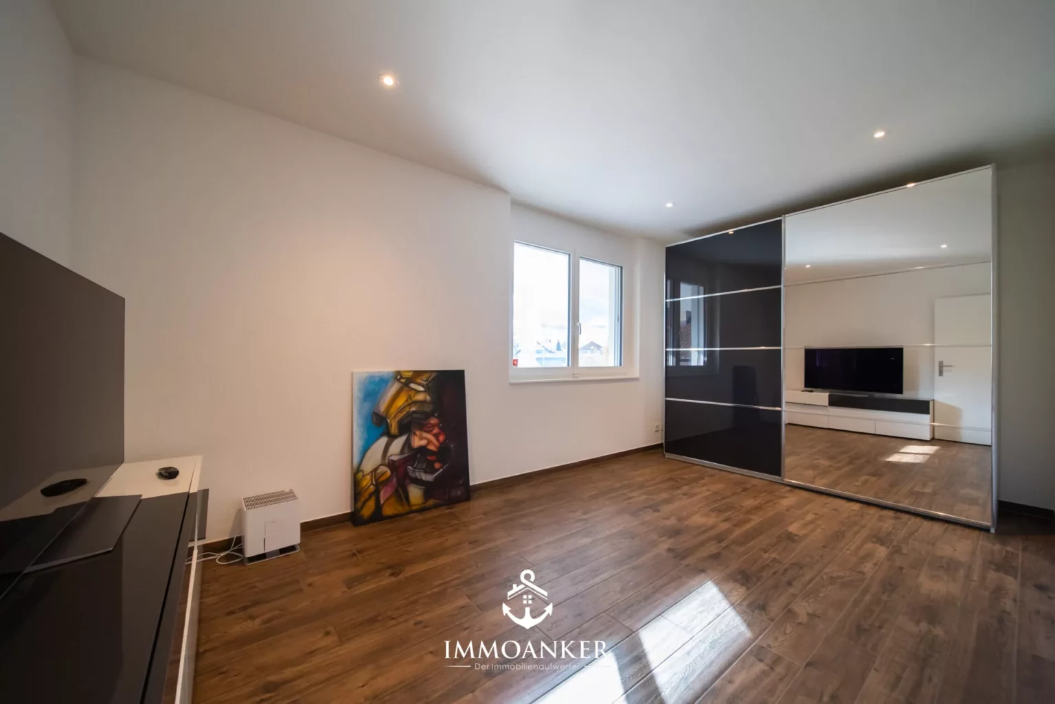 Modernes Schlafzimmer mit Einbauschrank und TV-Wand