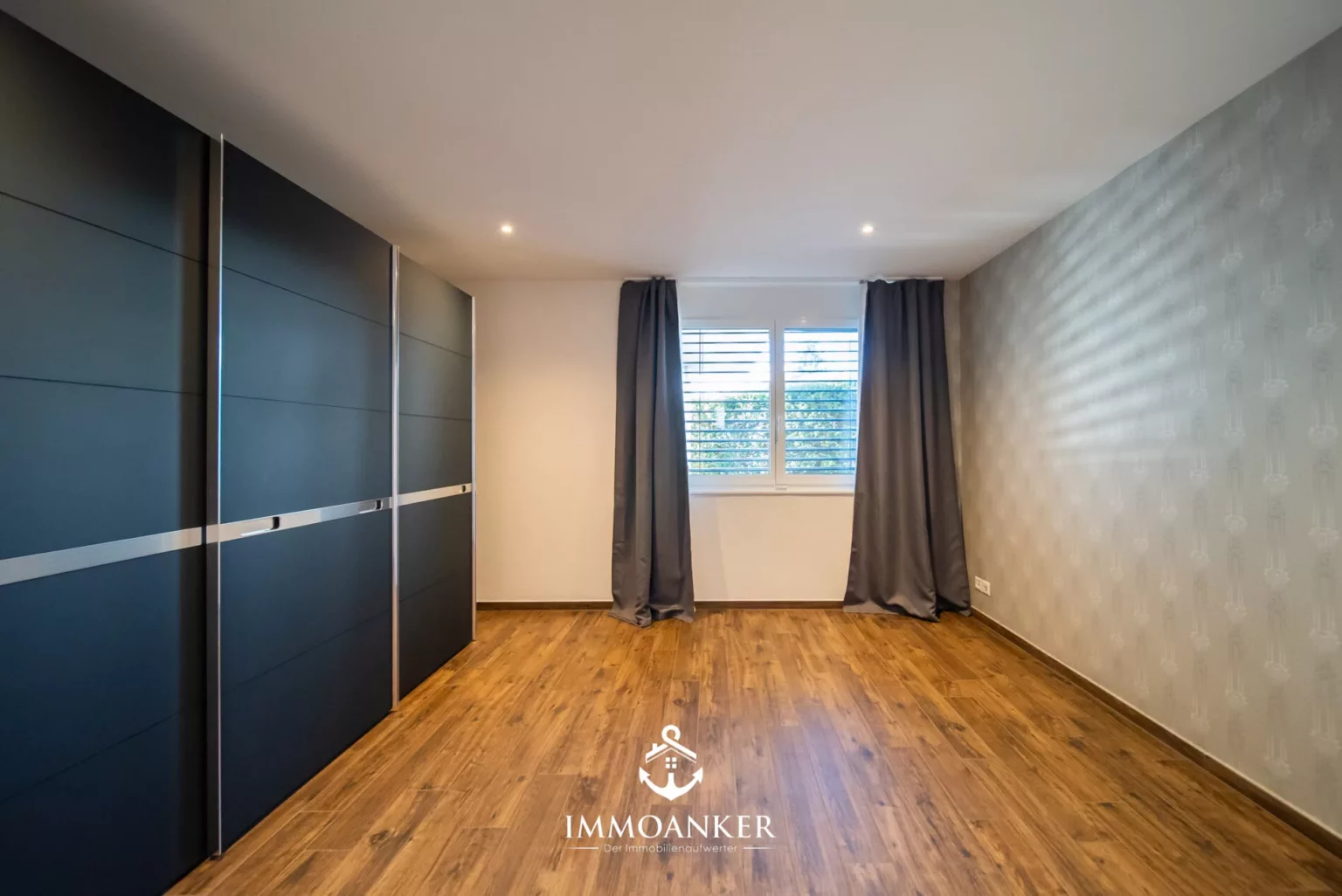 Modernes Schlafzimmer mit Einbauschrank und Fenster