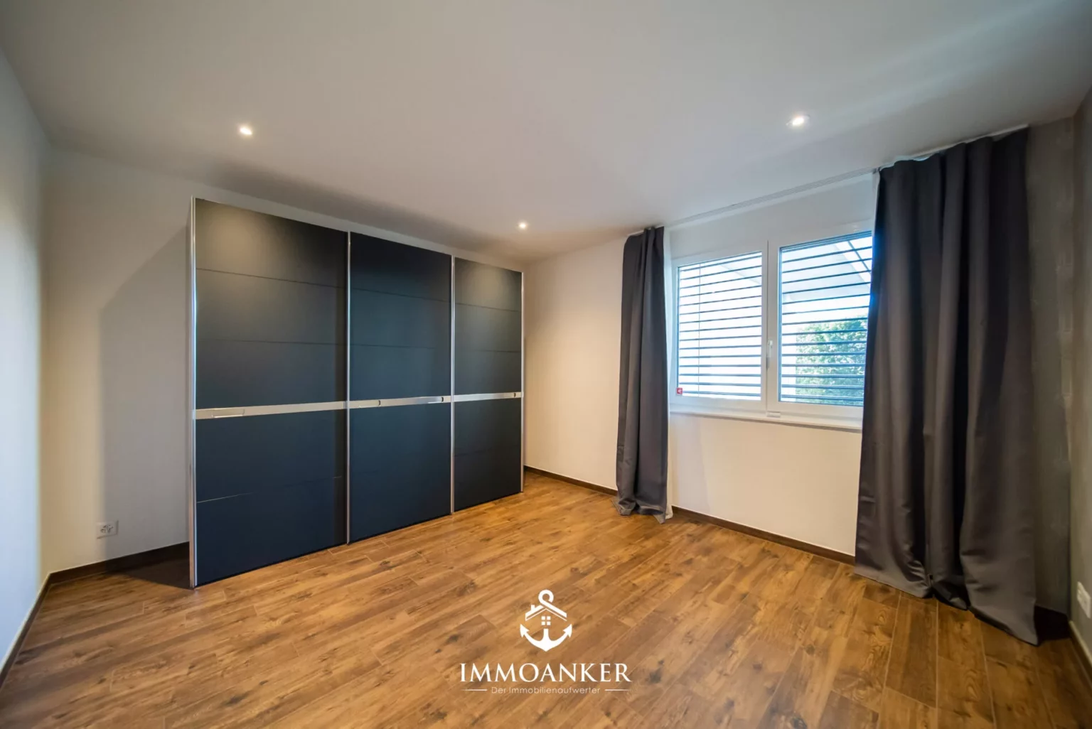 Modernes Schlafzimmer mit großem Kleiderschrank