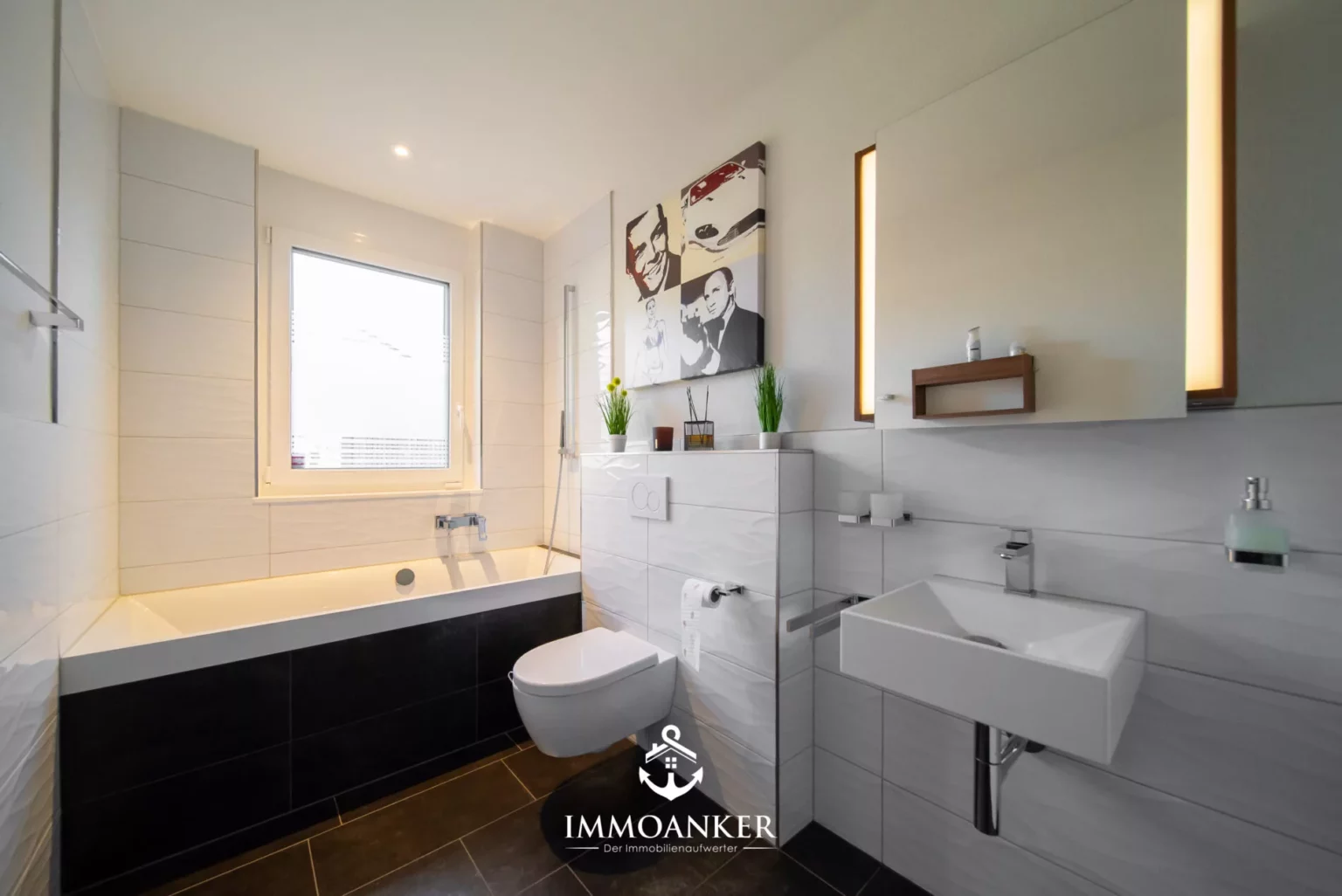 Modernes Badezimmer mit Badewanne und wandhängendem WC