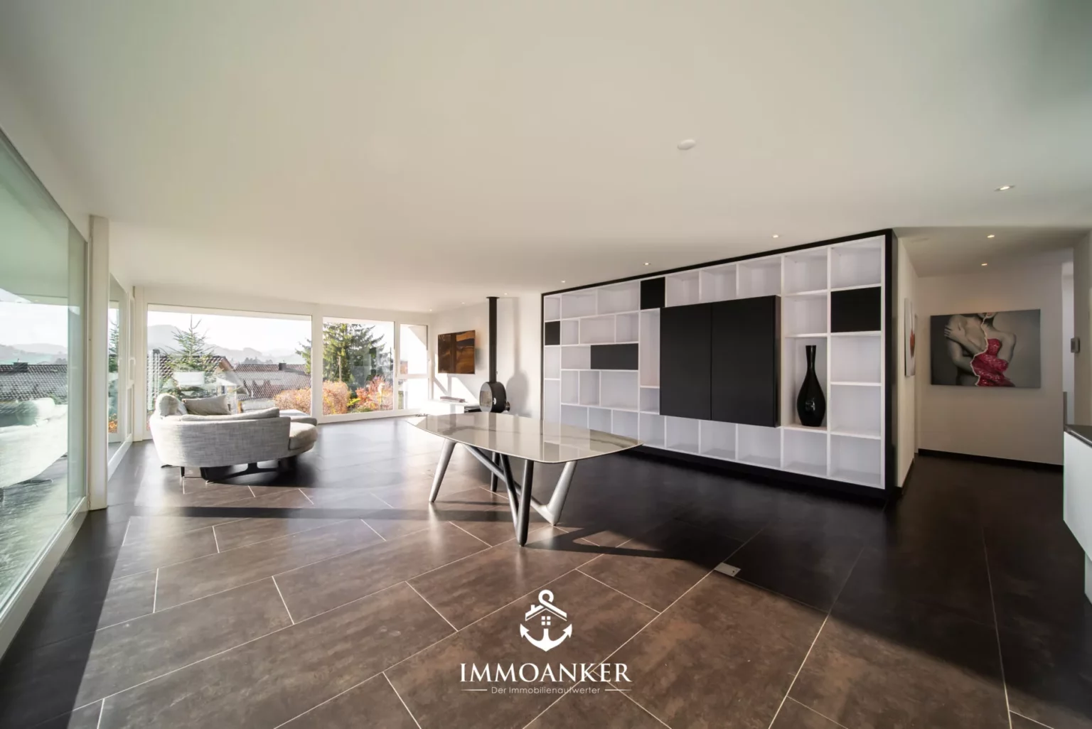Modernes, offenes Wohnzimmer mit Panoramafenstern