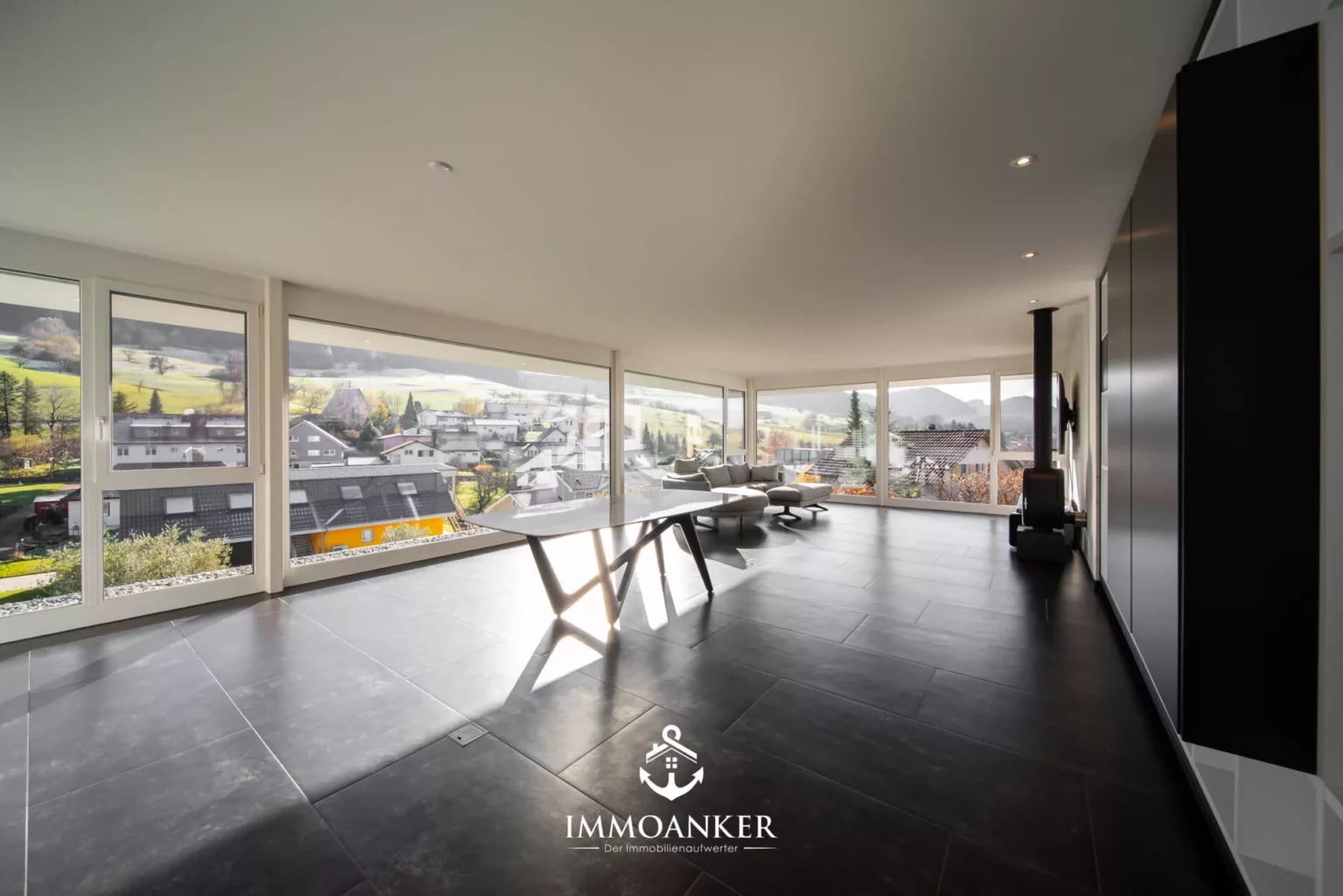 Heller Wohnraum mit Panoramafenstern